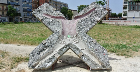 Bari, quelle misteriose opere adagiate su un campo incolto di via Omodeo: perché sono lì?